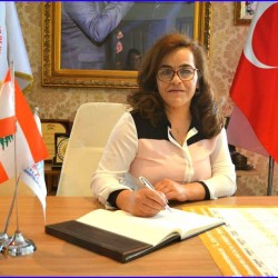 الأستاذة حرية كمال باز‬‎ خلال توقيعها على سجل إتحاد الجامعات الدولي.